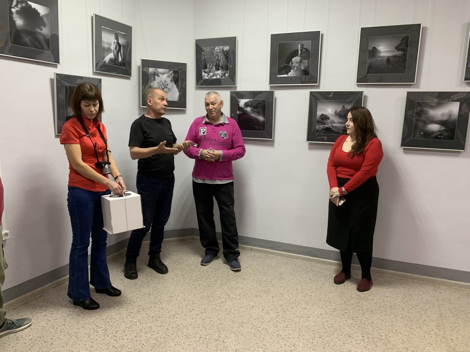    В числе подарков оказался торт в виде фотоаппарата Татьяна ЧЕРНЫШЕВА