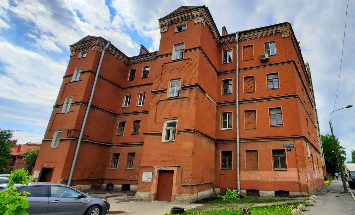 Здание бывшей Корниловской школы сегодня. Фото: Левый Берег, 2020