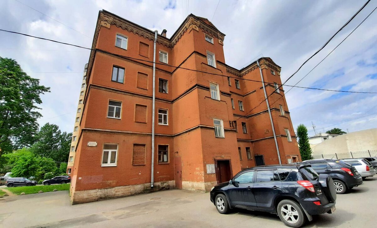 Здание бывшей Корниловской школы сегодня. Фото: Левый Берег, 2020