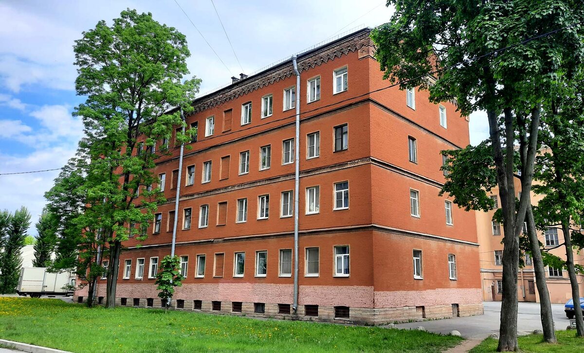 Здание бывшей Корниловской школы сегодня. Фото: Левый Берег, 2020