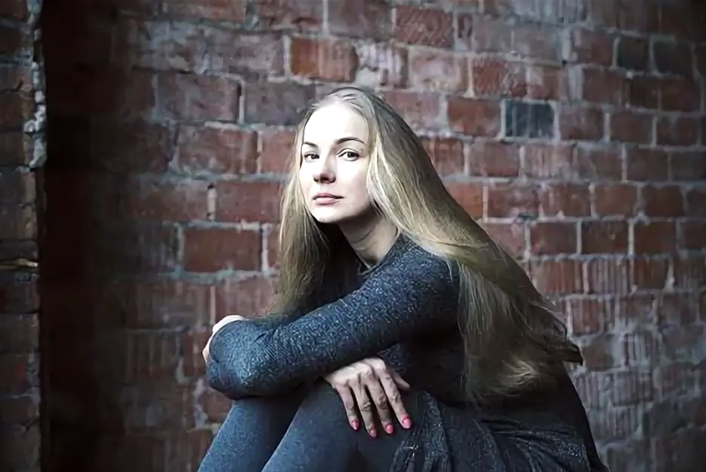 на фото Елена Аросьева в юности