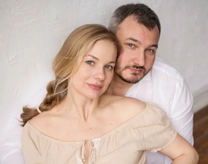 на фото Елена Аросьева с мужем