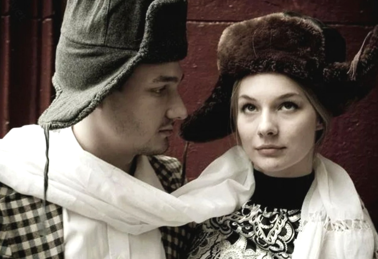 на фото Ольга Аросьева с мужем