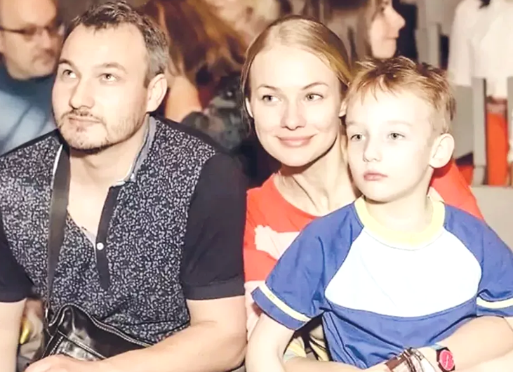 на фото Елена Аросьева с сыном и мужем