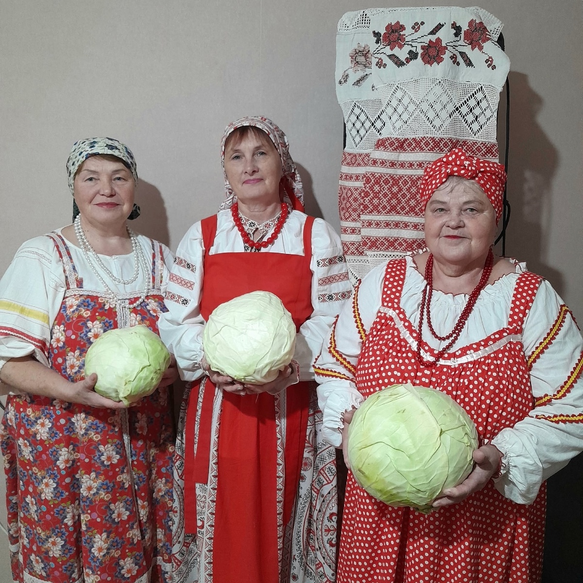 Жители Березника мерились кочанами и пришли к выводу, что уже пора заводить свою Книгу рекордов. Фото: Березниковский ДК