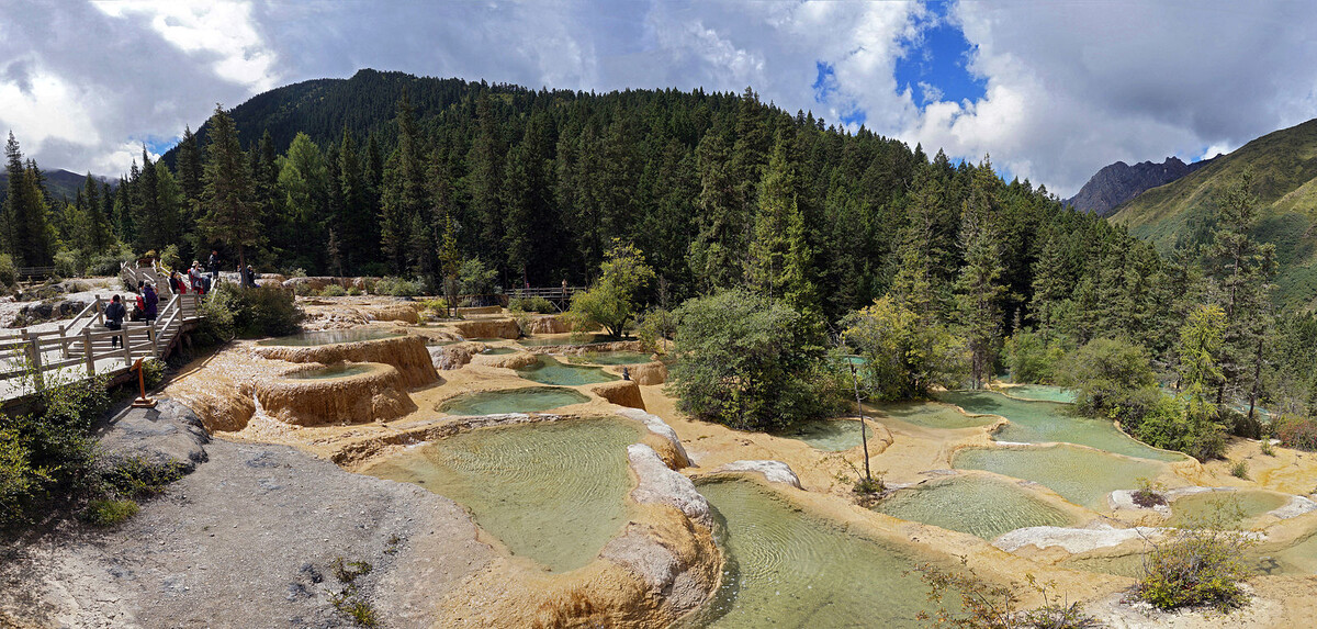 Края природных бассейнов из известняка тоже меняют цвет: от светло-бежевого и желтоватого до золотого. Фото: Leungcwd / Wikimedia