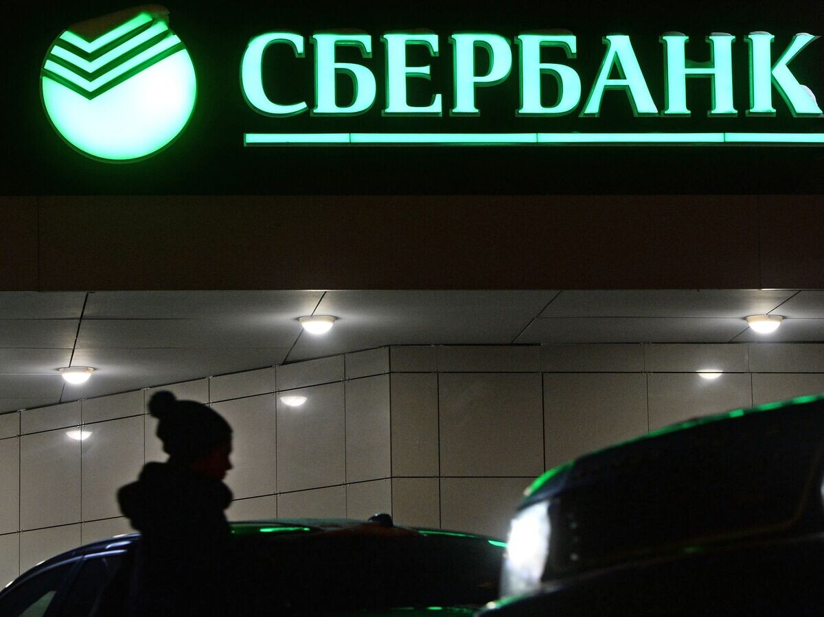    Вывеска одного и отделений Сбербанка России в Москве© РИА Новости / Максим Блинов