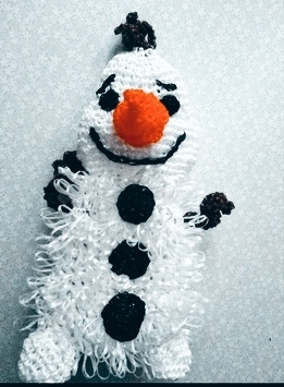 Понадобятся полипропиленовые нити белого,черного и оранжевого цвета.Крючок номер 2 или 3, ножницы и игла для пришивания деталей.