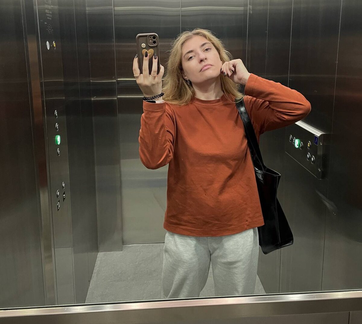 Типичное сонное селфи авторки в лифте клиники