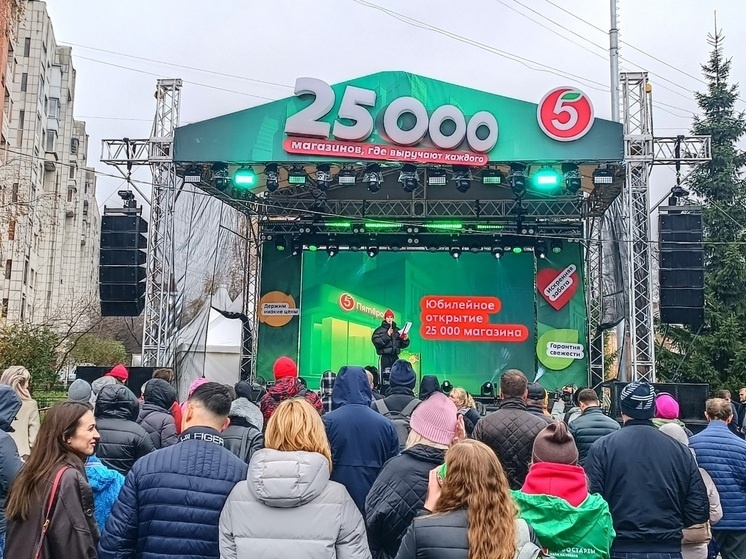     Шоу около фасада нового магазина провел Илья Куруч. Фото: Илья Рощин / МК-Урал.