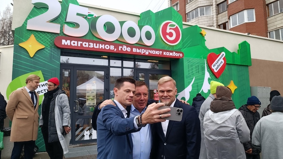     Селфи на фоне юбилейного магазина делают исполнительный директор территории «Волга» Игорь Чебунин, гендиректор сети Владислав Курбатов и директор по развитию Артем Овчинников. Фото: Илья Рощин / МК-Урал.