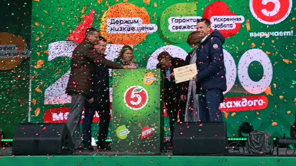     Представители сети и чиновники нажали символическую кнопку старта. Фото: Илья Рощин / МК-Урал.