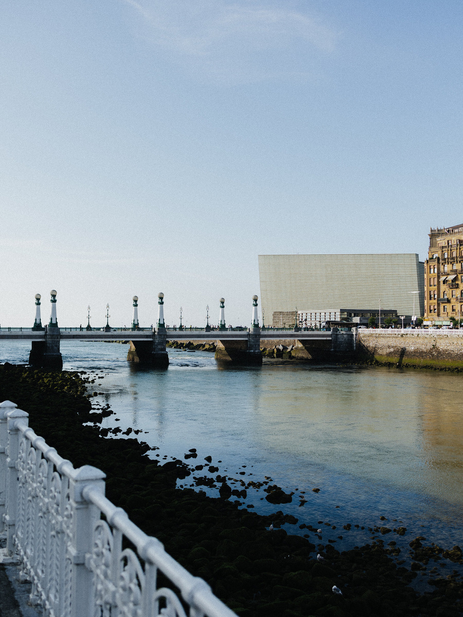 Из Сан-Себастьяна удобно добираться до французского побережья, а также до относительно крупного испанского Бильбао