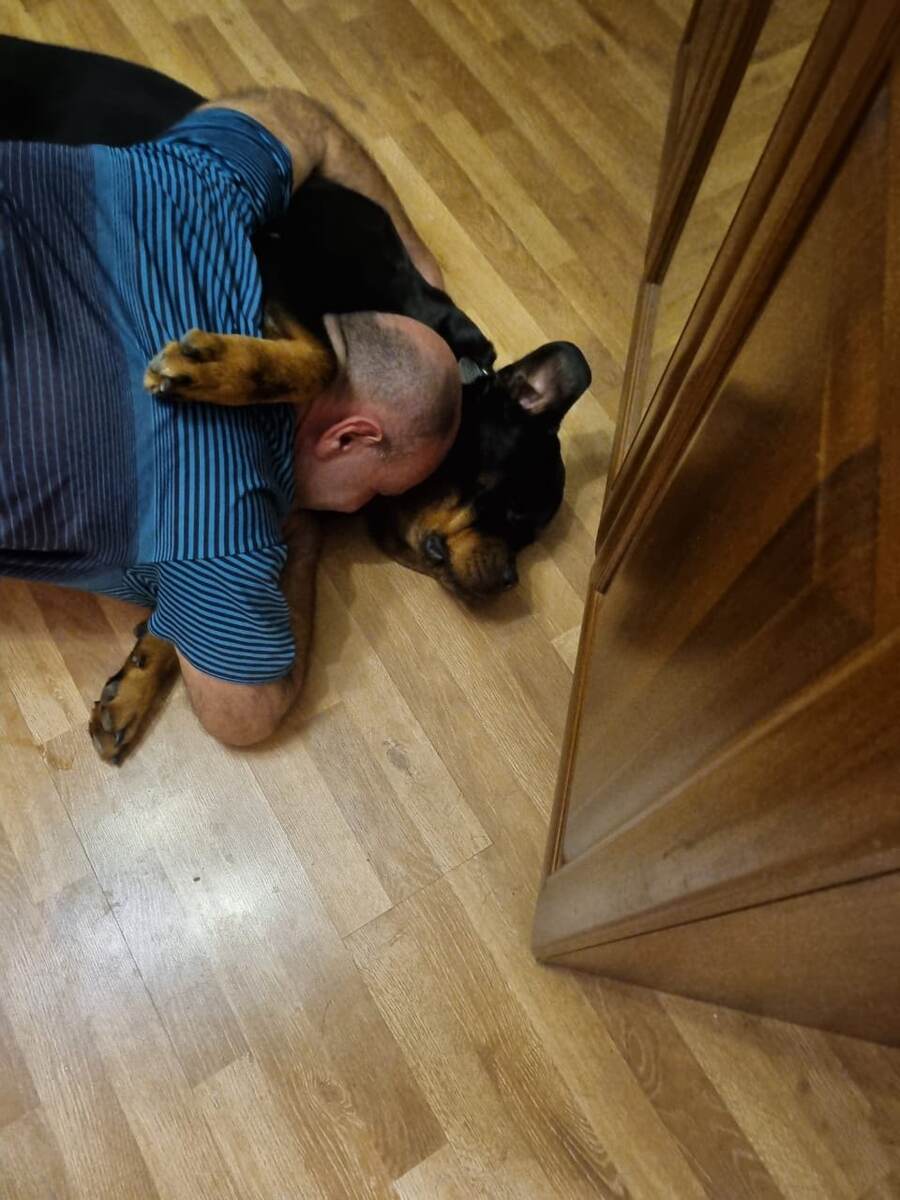 Прижимает меня лапой к себе и не даёт встать. 😀