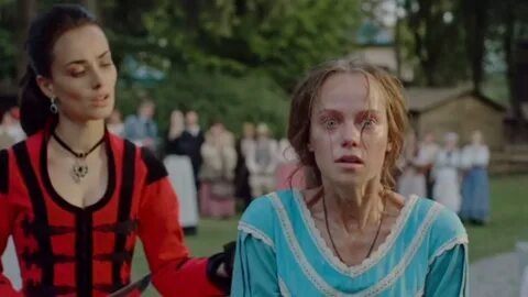 Кадр из фильма "Крепостная". Начальница - барыня в красном, я, соответственно, крепостная - в синем. 