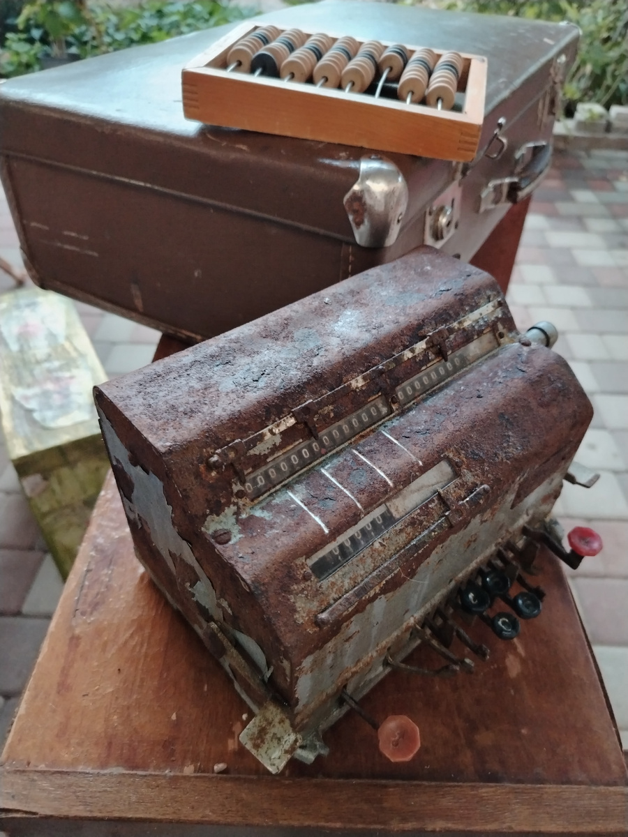 Интересно, кто-нибудь опознает агрегат? Уже вымыла и на просушку определила. Теперь нужно от ржавчины очистить. Или не нужно. В процессе решим. 