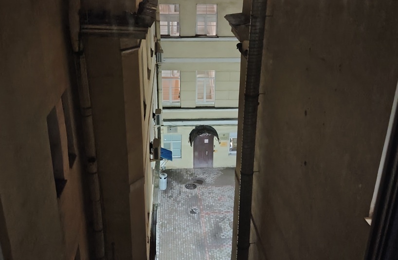 Тот самый Питерский "колодец двора". Вид из окна номера в отеле. (фото автора)