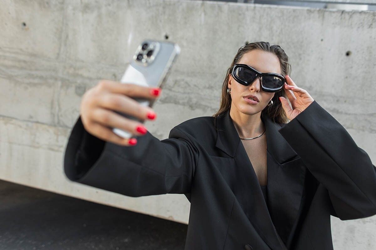 Пиджак удачно впишется в любой образ, если сбалансировать объем. Источник: Alones / Shutterstock / FOTODOM📷
