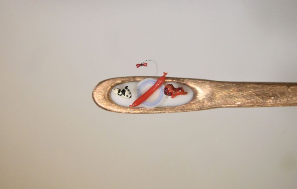    Микроминиатюра котенка Гава и щенка Шарика в ушке золотой иголки. Источник: t.me/aniskinmicro