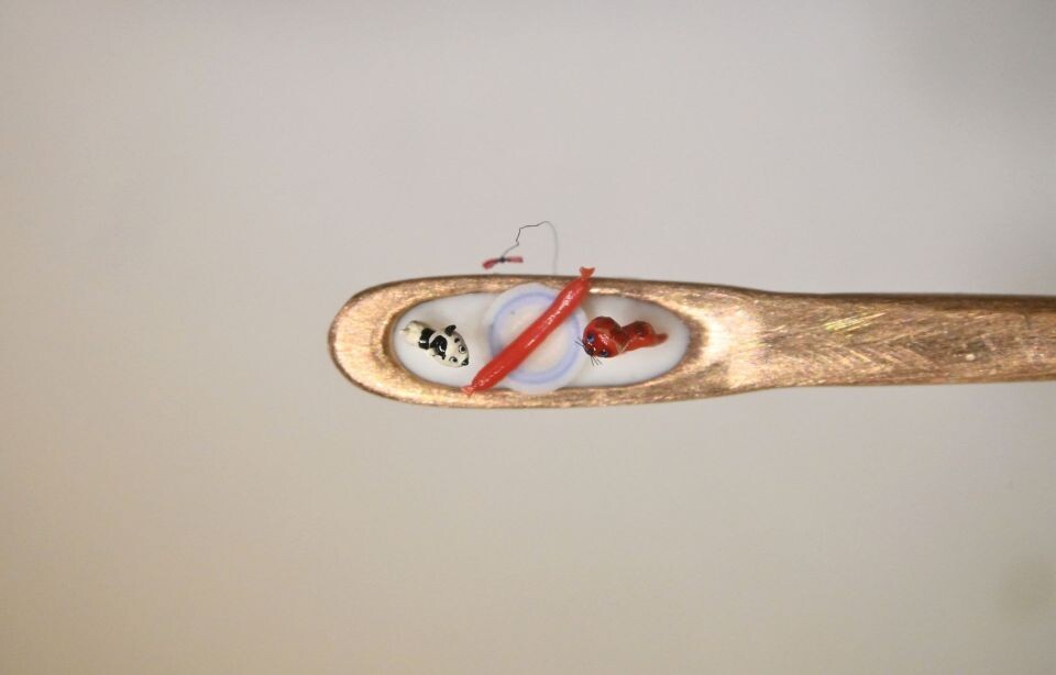    Микроминиатюра котенка Гава и щенка Шарика в ушке золотой иголки. Источник: t.me/aniskinmicro