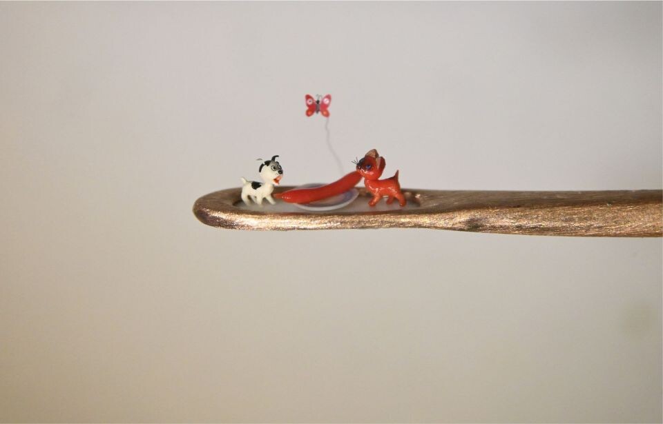    Микроминиатюра котенка Гава и щенка Шарика в ушке золотой иголки. Источник: t.me/aniskinmicro