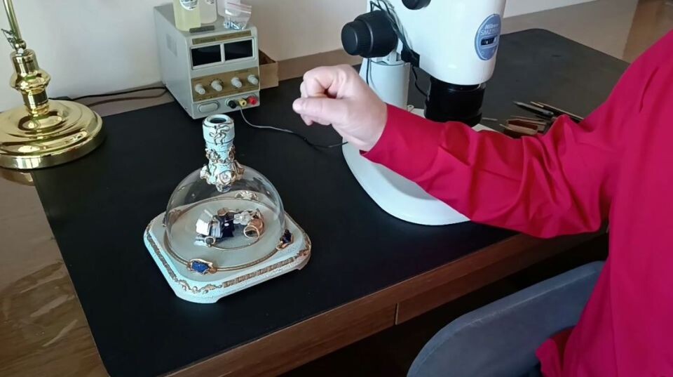    Миниатюра размещена в декоративной колбе. Источник: t.me/aniskinmicro