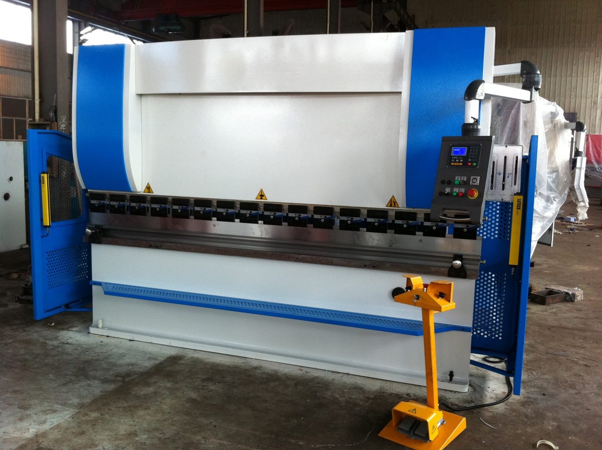 Типичный гидравлический листогибочный пресс