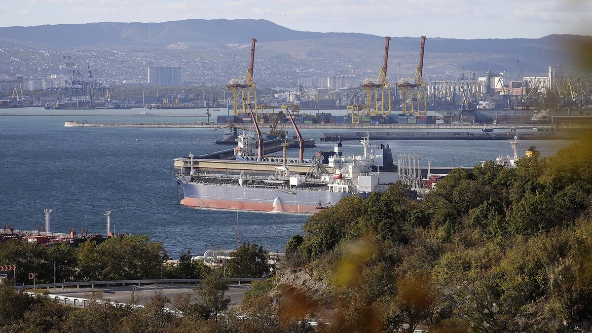   AP- Нефтяной танкер пришвартован на нефтеперерабатывающем комплексе «Шесхарис», входящем в состав АО «Черномортранснефть», дочерней компании ПАО «Транснефть», в Новороссийске. Архивное фото