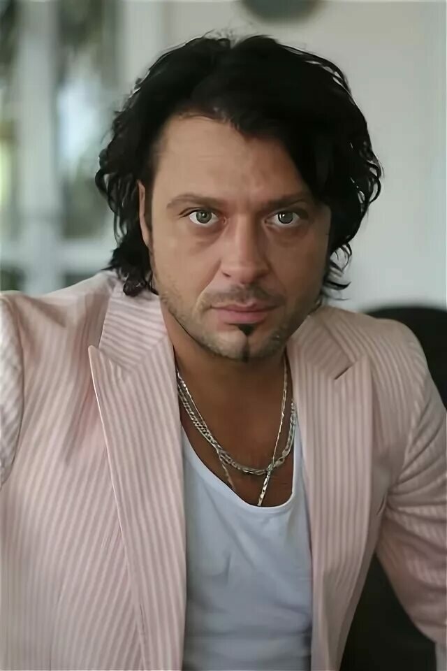 25 декабря 1969 года рождения, Козерожистый такой Козерог) С Меркурием в Козероге. И вся вот эта близнецовская история "а поговорить?" - не про него. Козерожий Мерк он всегда думает и говорит четко и строго по делу.