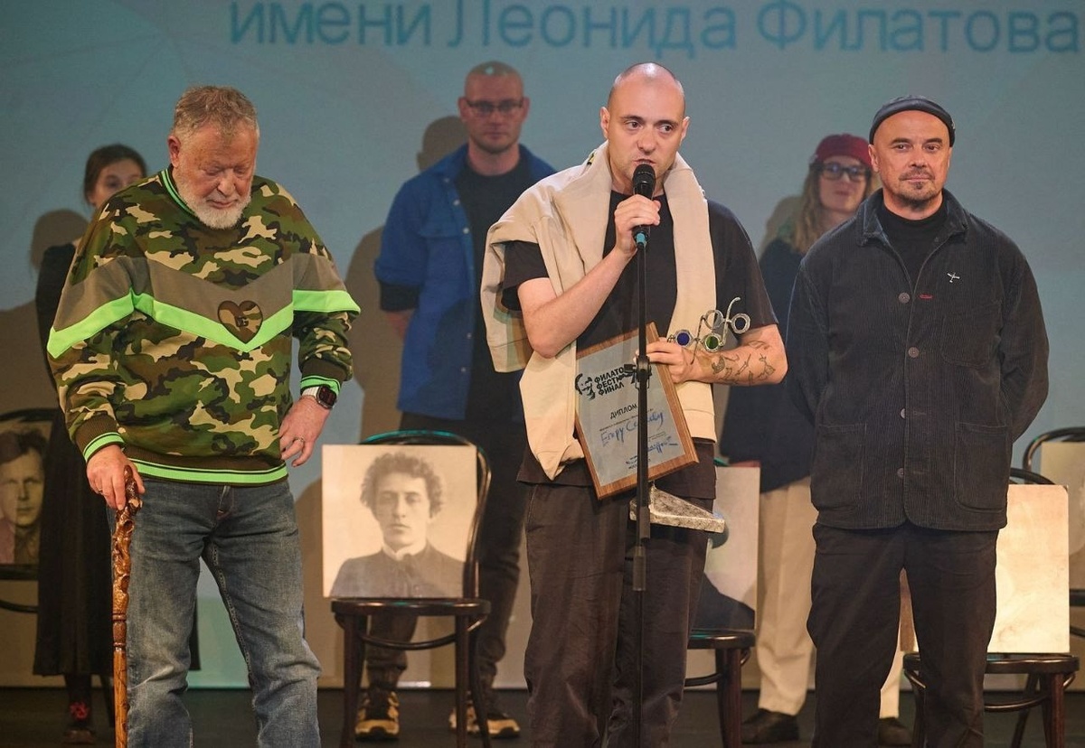    Поэт Егор Сергеев (посередине). Фото: Министерство культуры Карелии / Вконтакте.