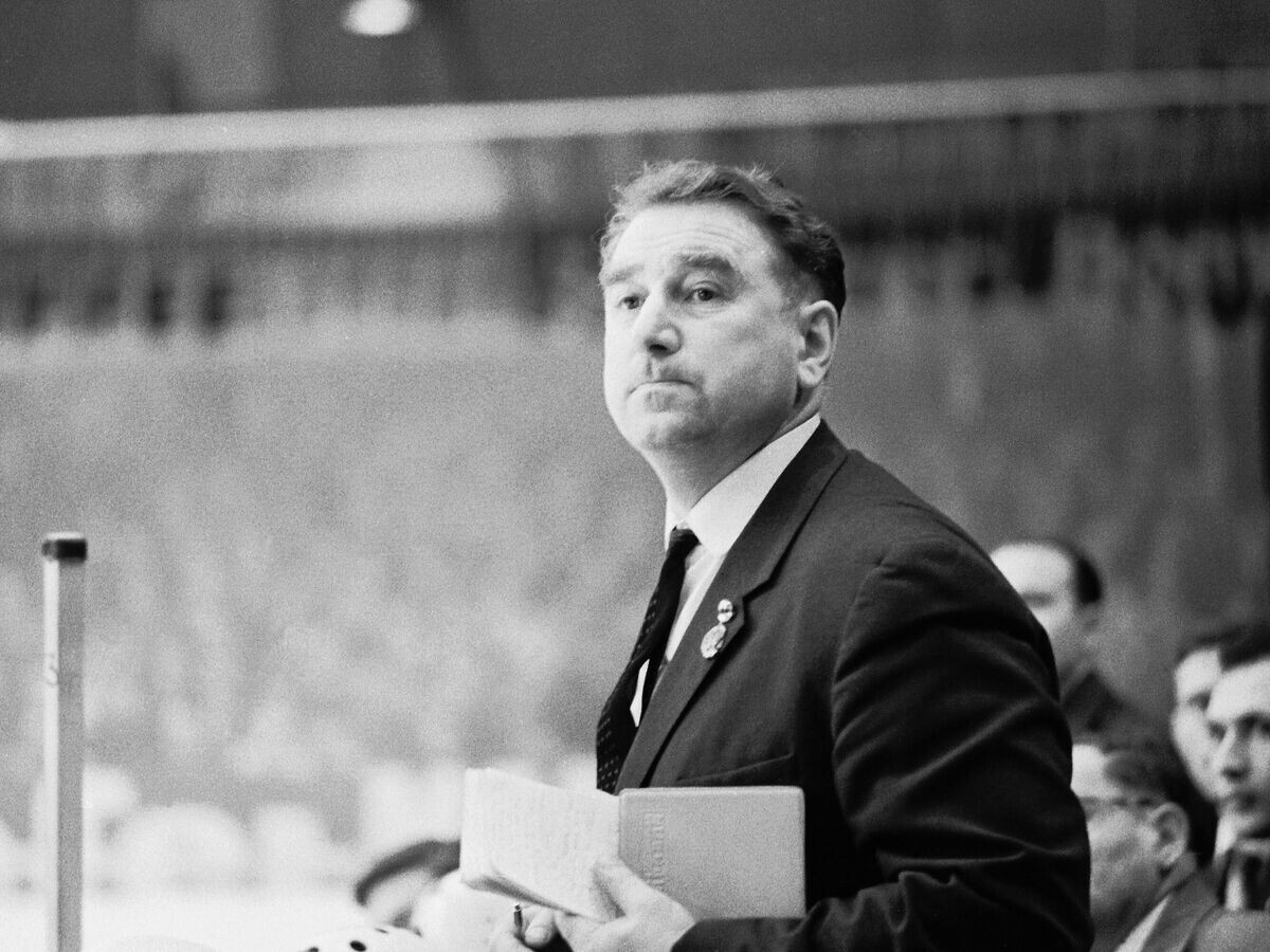    Тренер сборной команды СССР по хоккею Анатолий Тарасов© РИА Новости / Дмитрий Донской