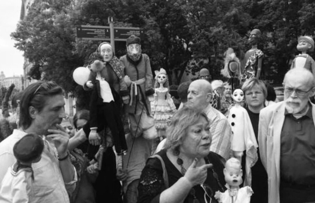 В 2019 году артисты театра С. Образцова вышли на улицу с куклами, требуя руководство к ним прислушаться, и отказывались играть спектакли. К ним прислушались .