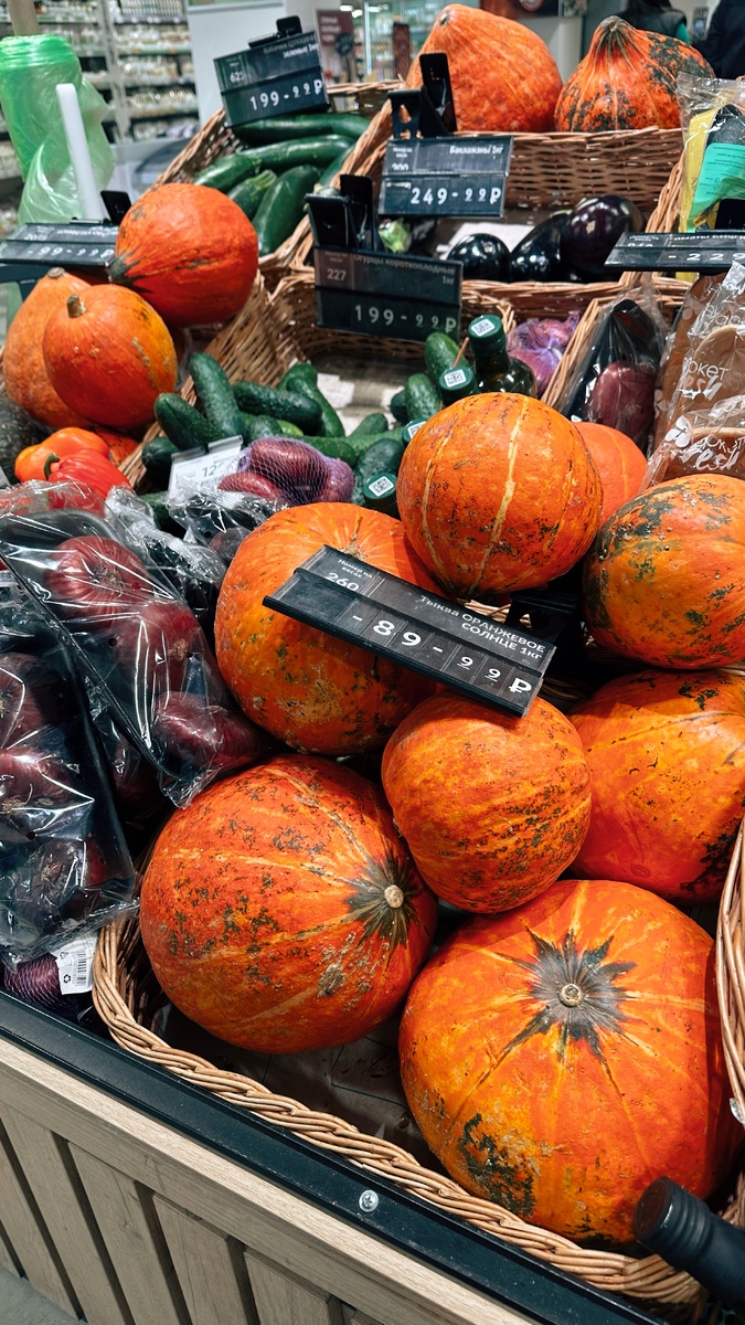 Традиционно осенью в меню многих кафе и ресторанов появляются блюда из тыквы. В ресторанах безусловно вкусно, но прелесть тыквы в том, что и дома блюда из нее получаются легко и просто.