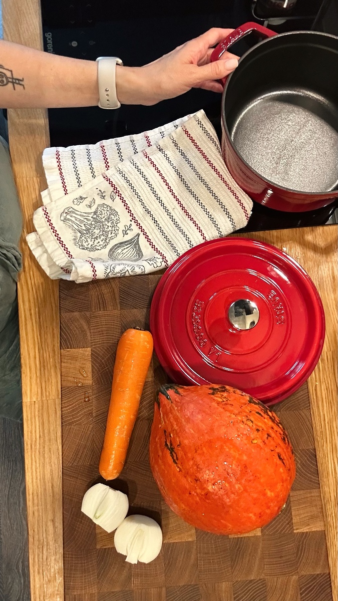 Обычно я беру одну небольшую тыкву, чищу её и разрезаю на дольки. Половина сразу отправляется в суп, а оставшуюся часть замораживаю и потом использую либо для каши, либо просто запекаю в духовке.