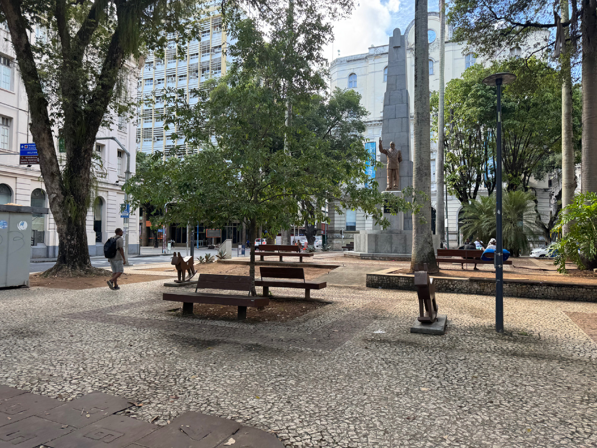 Парк с деревянными лошадками