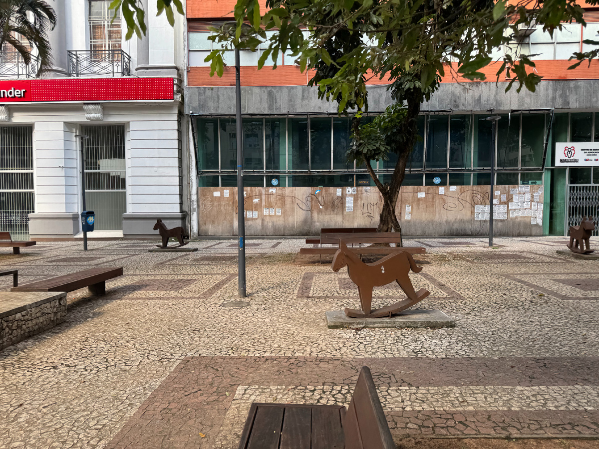 деревянные лошадки в парке