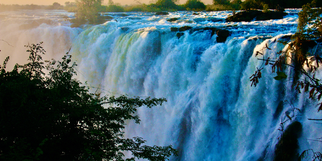 Мощь Виктории: Почему этот водопад слышно за 40 километров?