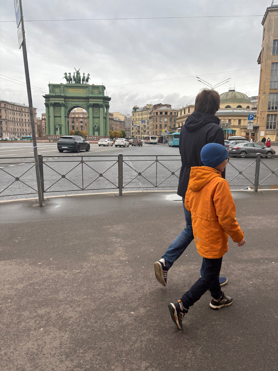 Припарковались у метро и вперед, в центр города, мимо моих любимых Нарвских Триумфальных ворот