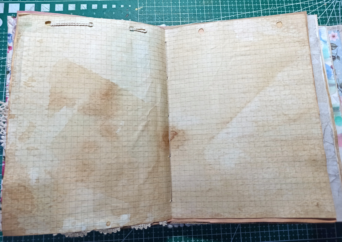 На листе пятнышки от кофе.