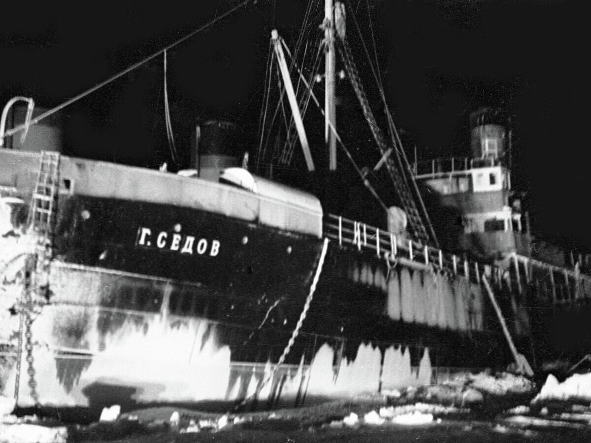    Легендарный ледокол "Георгий Седов" в Гренландском море.© РИА Новости / Дмитрий Дебабов