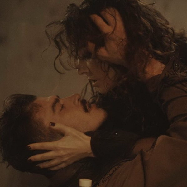     Мария Зайцева раскрыла тему вампиризма в клипе «Жаль моя»