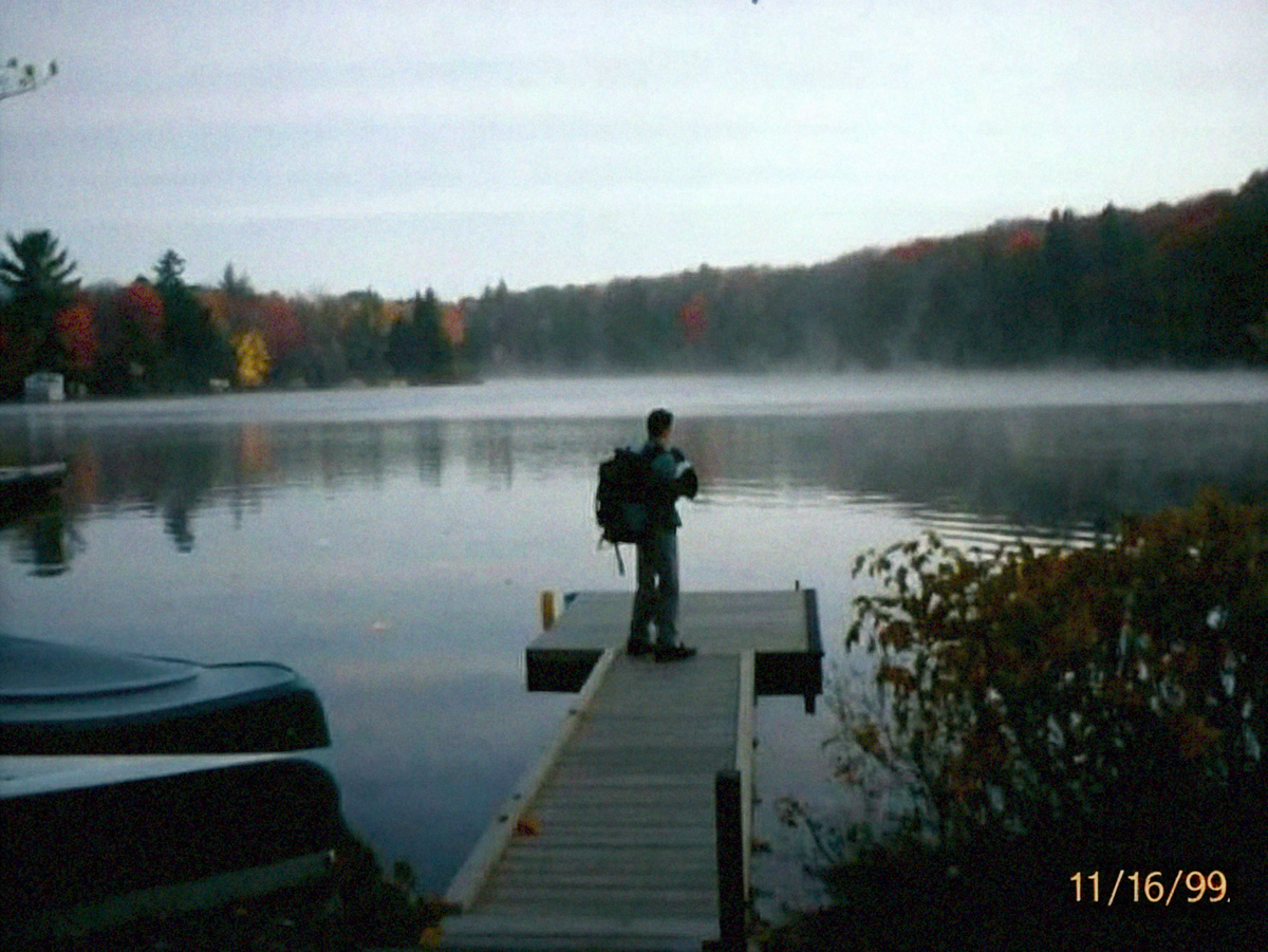 Озеро Монона с дымкой утреннего тумана выглядело прекрасно