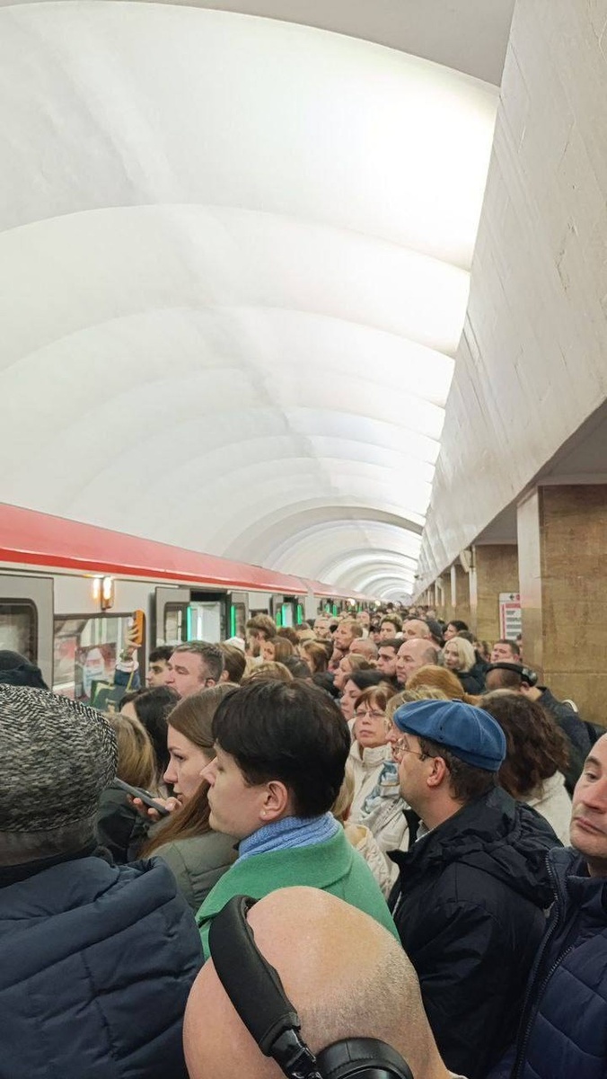    В Петербурге пассажиры столкнулись с трудностями на красной ветке метро. Фото: t.me/Megapolisonline