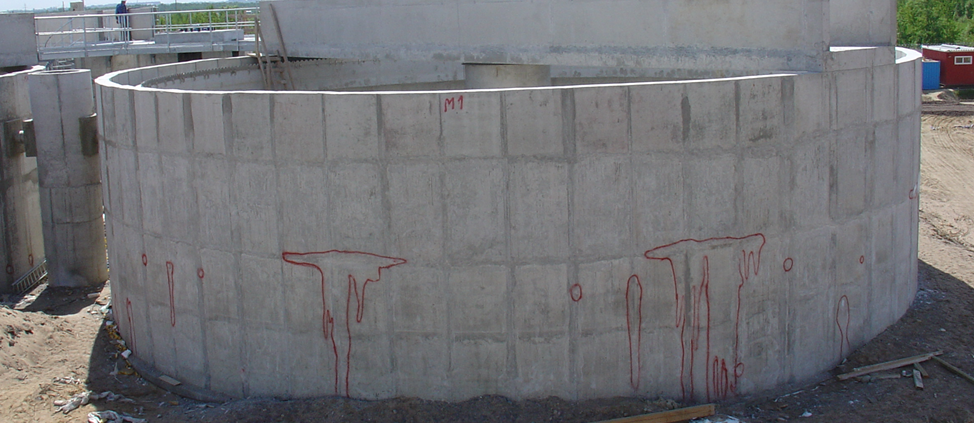 Фото 1.  Монолитные илоуплотнители на ЮЗОС Санкт-Петербурга после гидравлических испытаний.  Фото автора.