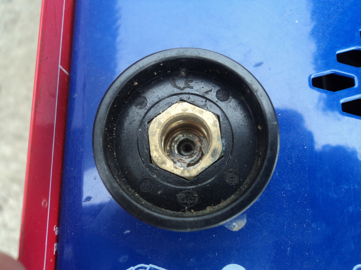 Отверстие для подачи проволоки в центре разъёма. Фото автора.