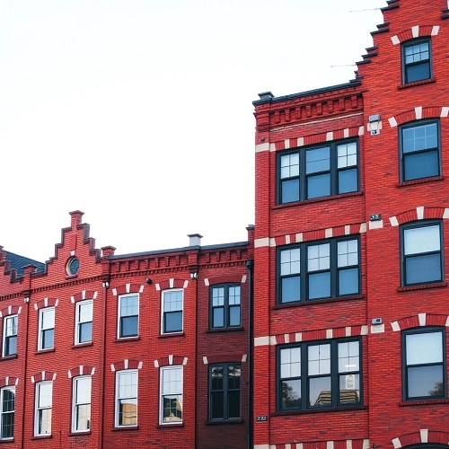 Здание из красного кирпича XIX века