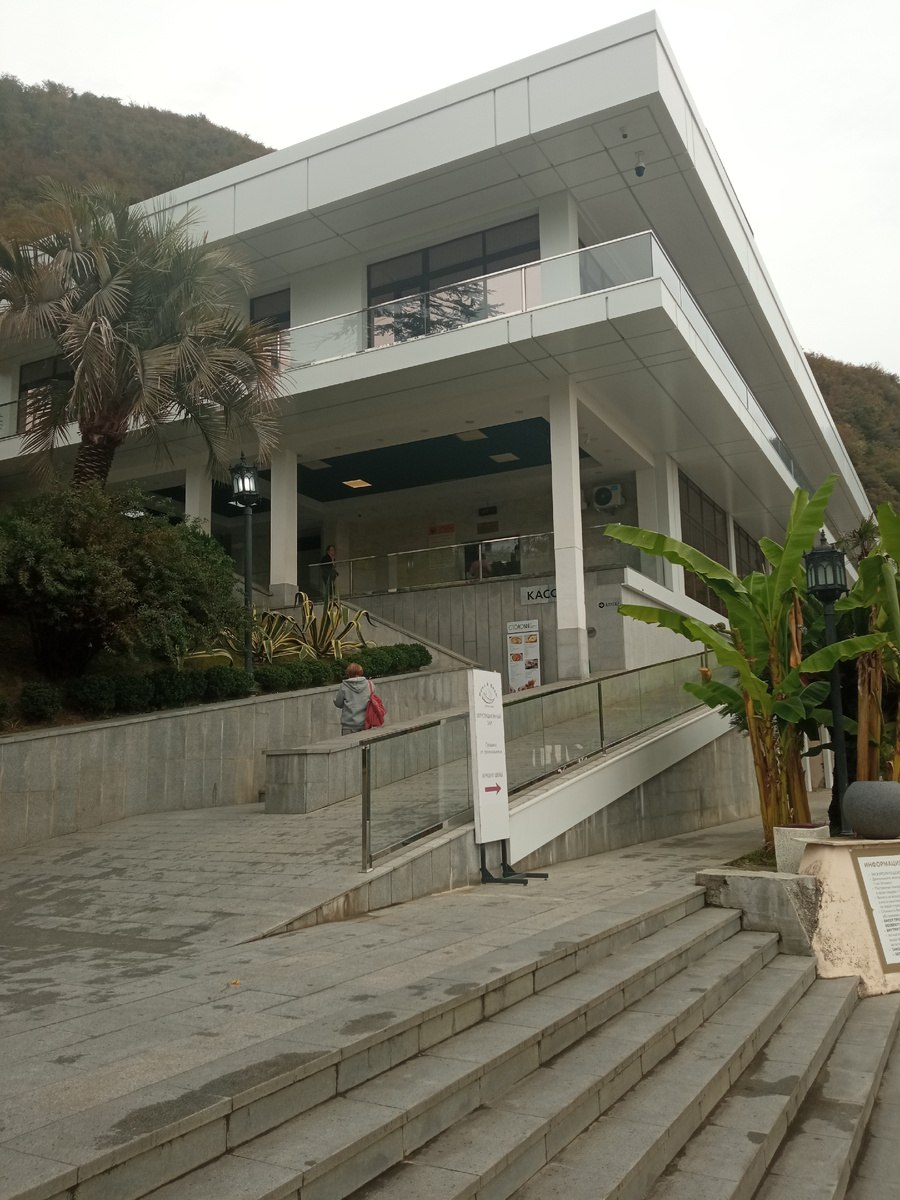 Это вход в ледяную пещеру.