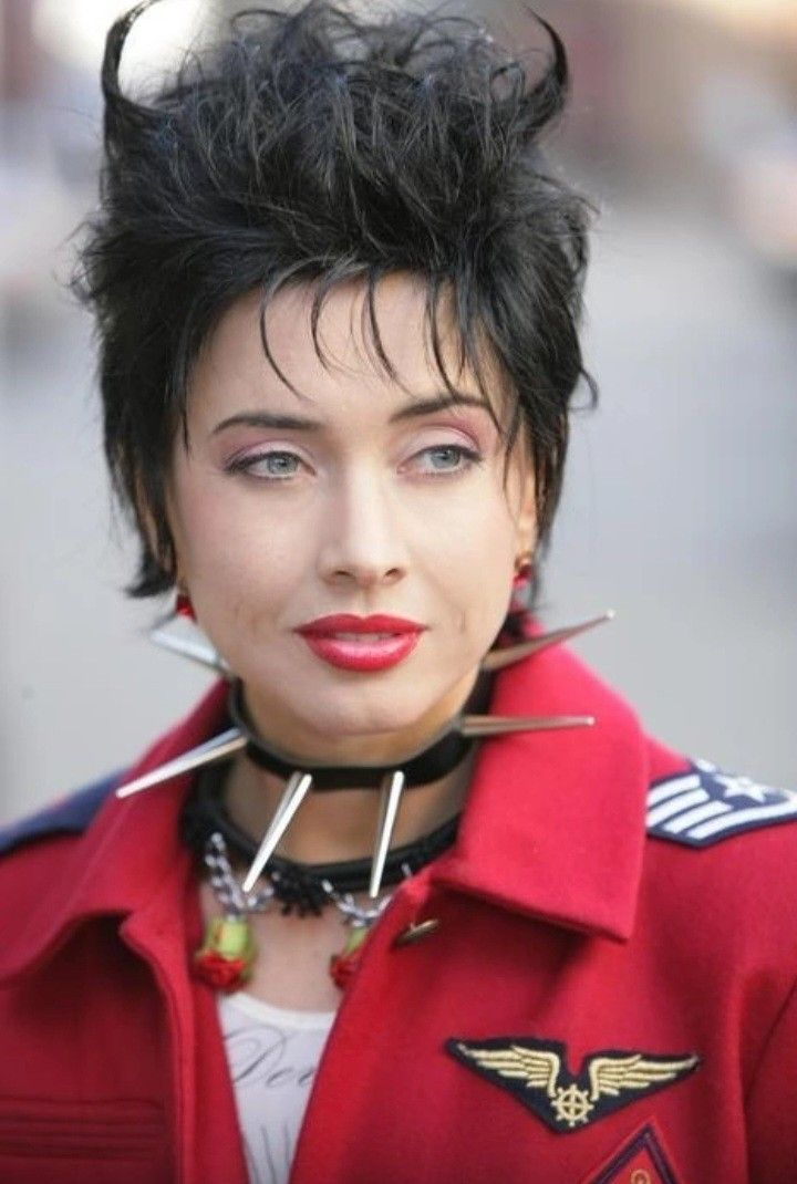 Не скажу ничего про Жанну Фриске. Она красивая. верно. Но - в книге не такая она была...