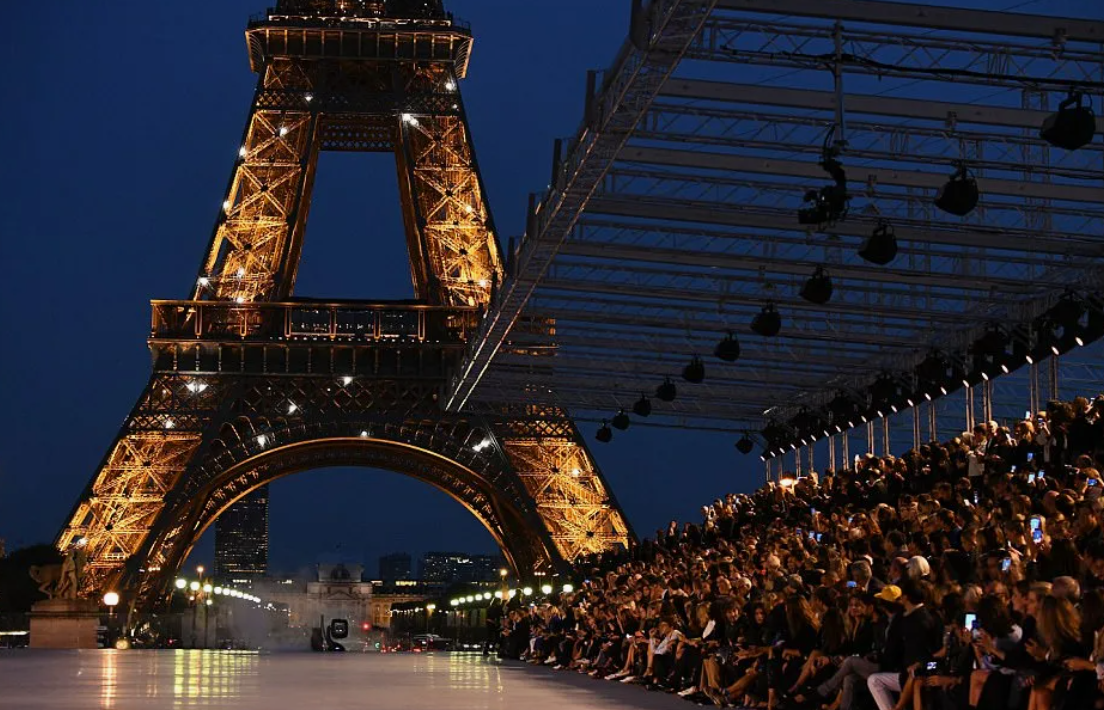 Saint Laurent на фоне Эйфелевой башни