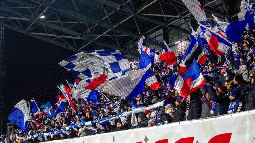 Болельщики "Факела" .📷Фото: Константин Франовский / Коммерсантъ